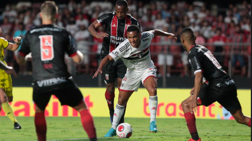 Botafogo - Sobe - Goleiro Deivity defendeu pênalti cobrado por Nikão e, na sequência, Jean empatou o duelo. Desce - Segurava o empate até os 40 minutos, mas acabou cedendo após insistência do São Paulo na área.