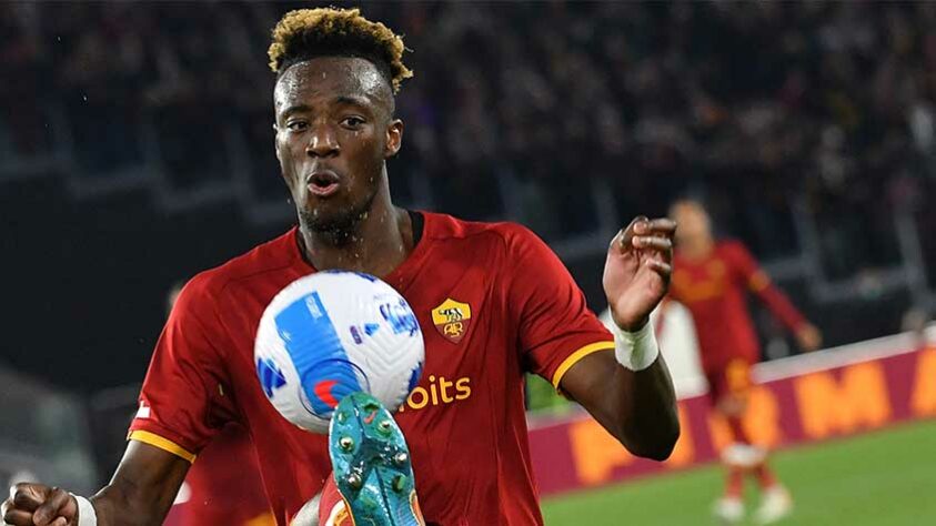 ESQUENTOU - Tammy Abraham, centroavante da Roma, está na mira do Al-Ettifaq, da Arábia Saudita. As informações são do site 'calciodangolo', que também revelou o valor pedido pelo clube italiano pela liberação do jogador: pelo menos 20 milhões de euros (R$ 105,6 milhões na cotação atual). 