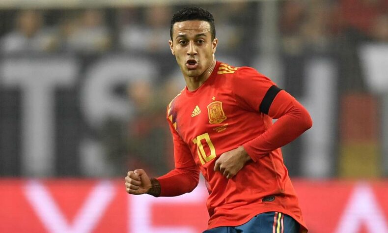 Thiago Alcantara: Multi-campeão por Barcelona e Bayern, Thiago nasceu em San Pietro Vernotico, na Itália, na época em que seu pai, Mazinho, atuava pelo Lecce. Por ter pai e mãe brasileiros, possui cidadania brasileira, além da espanhola, que o craqueadquiriu após ter passado boa parte da infância na Espanha. O meia disputou a Copa do Mundo de 2018 e as Euros de 2016 e 2020.