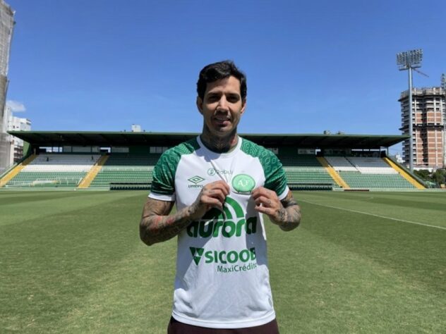 FECHADO - Nesta terça-feira (8), a Chapecoense oficializou a contratação do zagueiro Victor Ramos no que será a segunda passagem do defensor de 32 anos pela equipe de Santa Catarina. Em 2017, vindo de passagem pelo Vitória, ele ficou por 15 partidas na equipe antes de sair rumo ao Goiás.