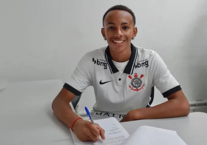 FECHADO - O meia Vitinho, considerado um dos principais nomes das categorias de base do Corinthians, assinou na quinta-feira (17) um contrato de formação com o clube. O vínculo tem duração de três anos e irá até 2025, quando o jogador completará 18 anos.