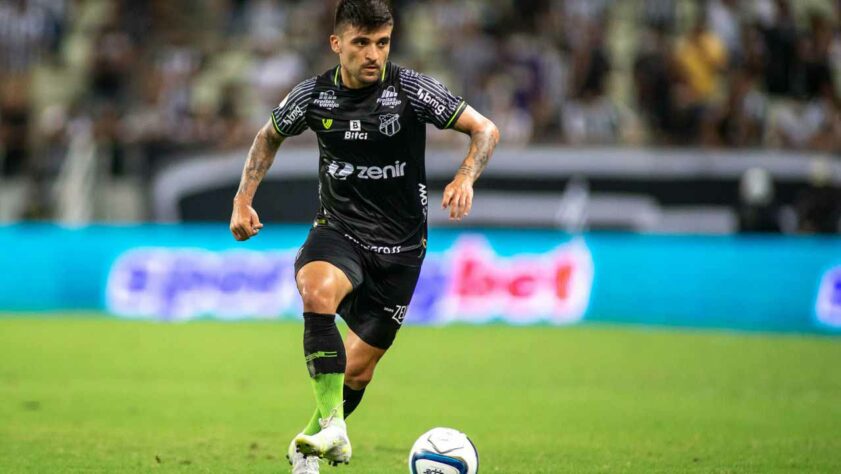 Victor Luis, lateral de 28 anos, pertence ao Palmeiras e tem contrato até o final do ano. Ele está emprestado para o Ceará e o seu vínculo acaba junto do seu contrato com o time detentor