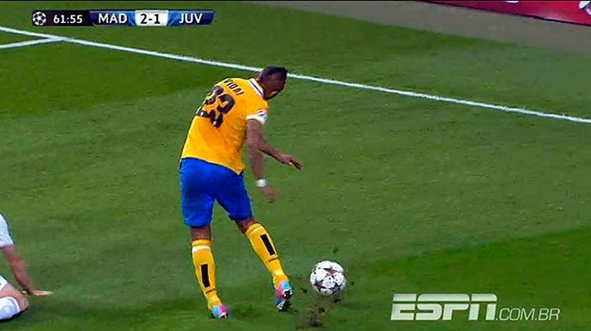 Com a camisa da Juventus, Vidal protagonizou uma cena bizarra contra o Real Madrid. O chileno chutou o gramado e, mesmo sem nenhum jogador adversário muito próximo, pediu pênalti ao árbitro.