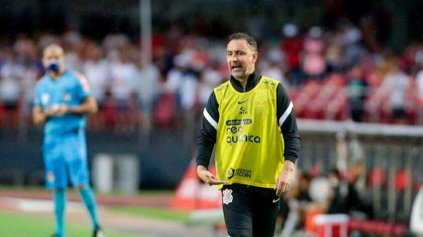 Vítor Pereira - 5,0 - Viu sua equipe ser engolida pela pressão imposta pelo Palmeiras no primeiro tempo, e não conseguiu encontrar soluções na primeira etapa. O gol de Róger Guedes ofuscou as falhas da equipe, que seguia sendo dominada pelo rival.