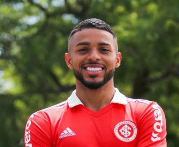 FECHADO - A terça-feira foi de novidade para o Internacional, que apresentou o atacante Wanderson, reforço anunciado na semana passada. Antes de confirmar Wanderson, o Internacional havia reforçado seu elenco com Wesley Moraes, Liziero, D'Alessandro, David, Gabriel, Bruno Gomes e Bustos.