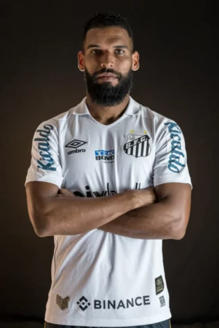 FECHADO - O Santos anunciou a contratação do volante Willian Maranhão nesta sexta-feira. O Peixe pagou R$ 500 mil para adquirir cerca de 70% dos direitos econômicos do atleta. Ele comemorou a chegada ao clube e prometeu raça nos jogos.