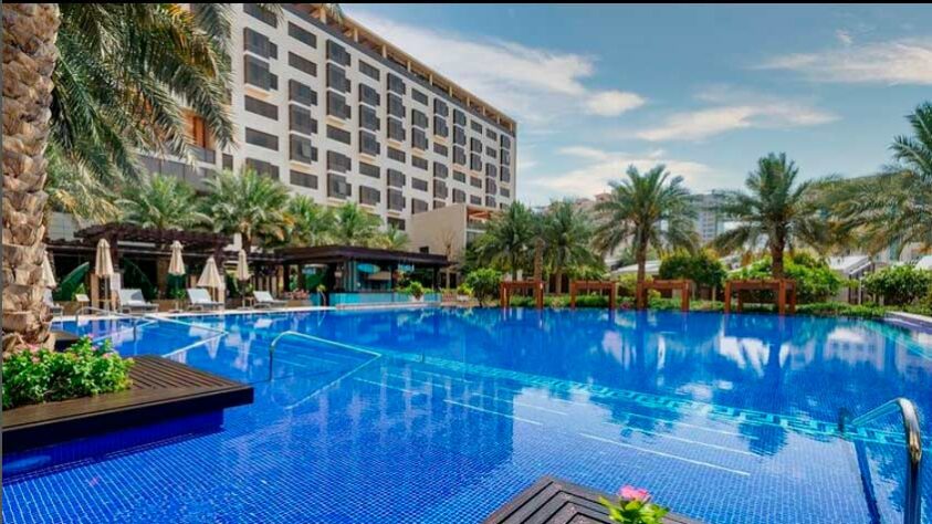 O Westin Doha Hotel & Spa, que é conceituado com cinco estrelas, também disponibiliza uma praia artificial e uma piscina com ondas.