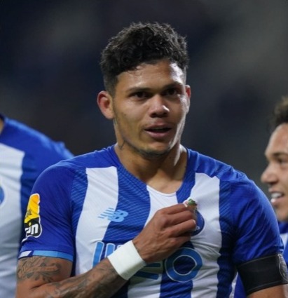 Evanilson - atacante - 22 anos - o Porto (POR) recusou uma proposta de 60 milhões de euros (R$ 325 milhões) do Manchester United (ING), segundo a imprensa portuguesa, que afirmou ainda que os Red Devils devem fazer uma nova investida.