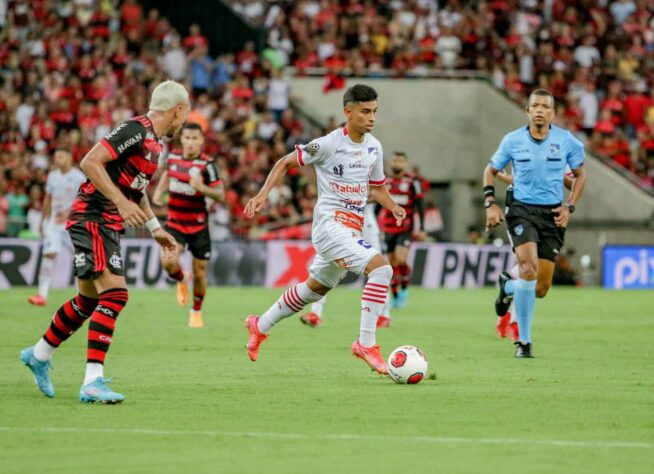 Bangu - Sobe: Apesar da inferioridade perante ao Flamengo, não abriu mão de ter a posse de bola e jogou com coragem. / Desce: Faltou qualidade para definir as jogadas e maturidade para abrir mão em certos momentos da estratégia. 