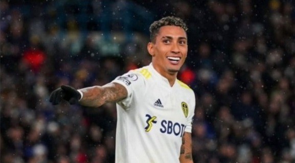 ESQUENTOU - O Barcelona prepara uma oferta para tirar Raphinha do Leeds. Segundo o jornal ‘The Telegraph’, o clube marcou uma reunião na Espanha com os representantes do atacante brasileiro. Raphinha tem contrato com o Leeds até 2024. Porém, existe uma cláusula de rescisão no valor de 25 milhões de euros, metade do que a o clube inglês deseja, em caso de rebaixamento na Premier League.