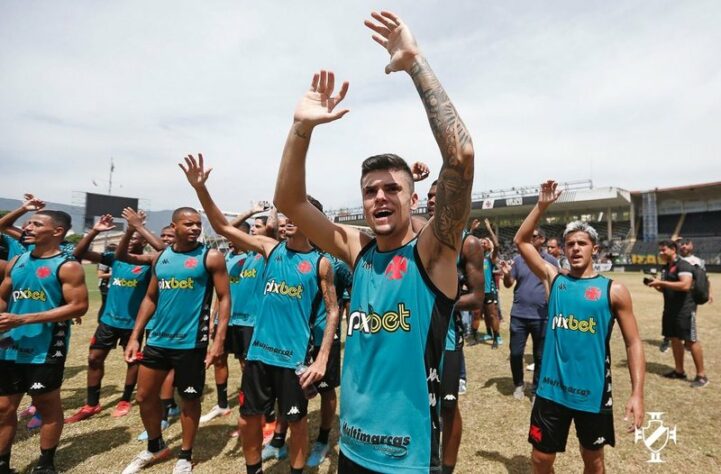 Os jogadores agradeceram o apoio e cantaram junto com a torcida.