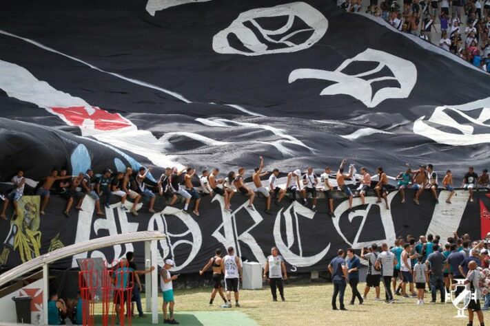 E teve bandeirão para deixar a festa da torcida completa.