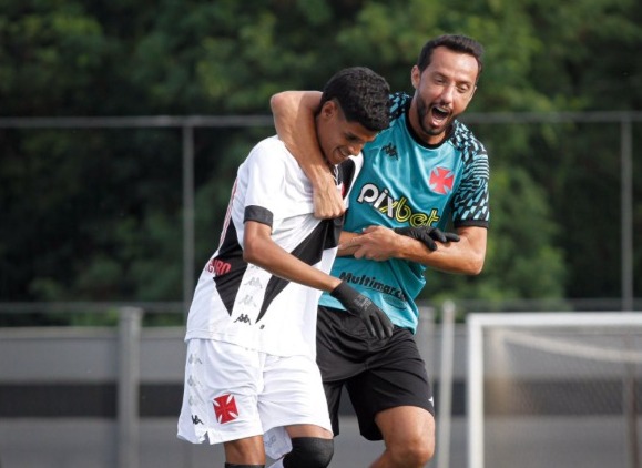 Ao lado do pai, Luva de Pedreiro conheceu Roberto Dinamite em sua visita ao Vasco. Além disso, fez um desafio de chutes de longa distância com Nenê.