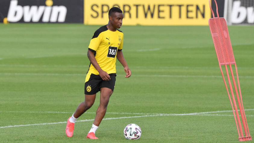 Youssoufa Moukoko (atacante - 17 anos): pode ir do Borussia Dortmund para o Bayern de Munique, Manchester United, PSG ou Real Madrid / Com contrato encerrando no final da atual temporada, o fenômeno alemão desperta o interesse de gigantes, de acordo com o "Calciomercato". Bayern de Munique, Manchester United, PSG e Real Madrid são alguns dos possíveis destinos do jovem caso não chegue a um acordo de renovação com o Dortmund.