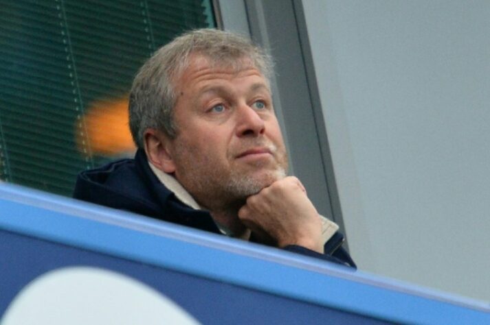 ESQUENTOU - Organizadora da primeira divisão inglesa, a Premier League anunciou neste sábado que o Roman Abramovich foi desqualificado do cargo de diretor do Chelsea. A ação faz parte das sanções do governo britânico contra o oligarca, que tem ligação com o presidente da Rússia, Vladimir Putin.