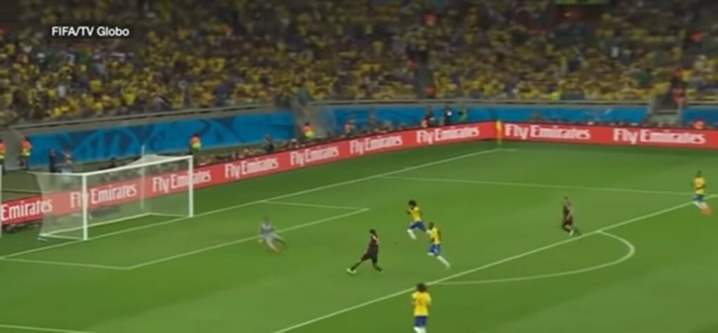 Quarto gol alemão sobre o Brasil no Mineirão em goleada histórica na semifinal da Copa de 2014: "Ih lá vem mais, ih lá vem mais, olha a bola tocada, virou passeio!"