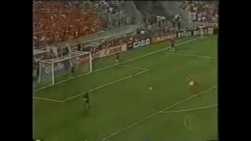 Defesa de Taffarel na cobrança de pênalti de Phillip Cocu na semifinal da Copa do Mundo de 1998: "Vai partir Cocu, na perna esquerda, ele e Taffareeel! Sai, sai, sai, sai que é sua, Taffarel! Caiu certo Taffarel para fazer a defesa!"