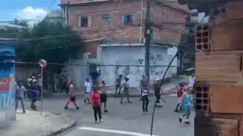 No último domingo (7), em uma briga entre torcedores do Cruzeiro e do Atlético-MG, um homem levou um tiro, foi levado ao hospital, mas não resistiu e faleceu. Os grupos se confrontaram no bairro de Boa Vista, na região leste de Belo Horizonte, horas antes do clássico, pelo Campeonato Mineiro.