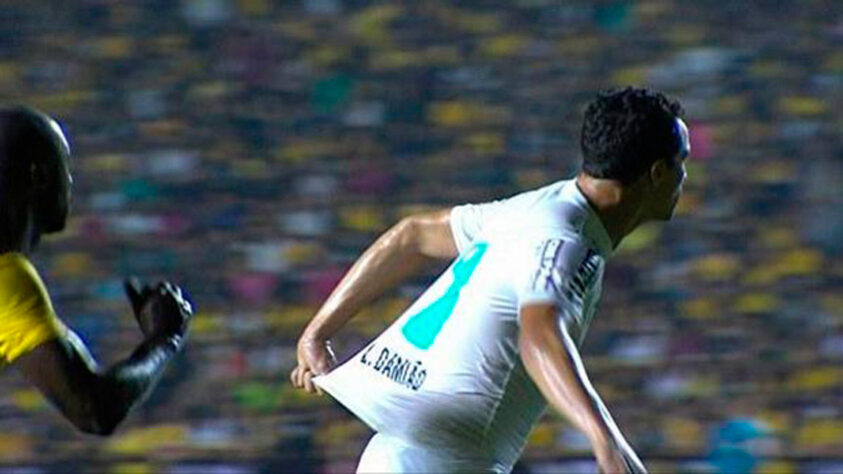 Em 2014, quando jogava pelo Santos, Leandro Damião puxou a própria camisa no jogo contra o Criciúma e tentou cavar um pênalti.