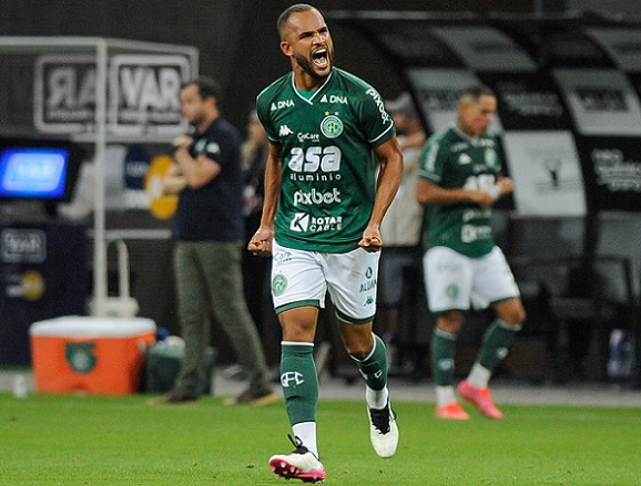 GUARANI - SOBE: João Victor - Aproveitou falha de Gil no escanteio para igualar o marcador.// DESCE: Madson - Perdeu o pênalti decisivo, sendo o vilão do Bugre na noite.