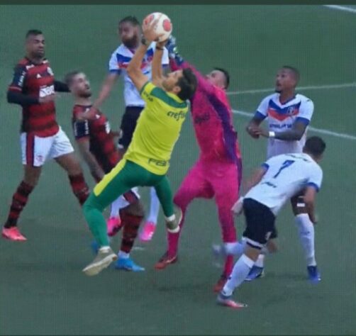 Diego Alves não escapa de memes dos torcedores após erros decisivos pelo Cariocão.