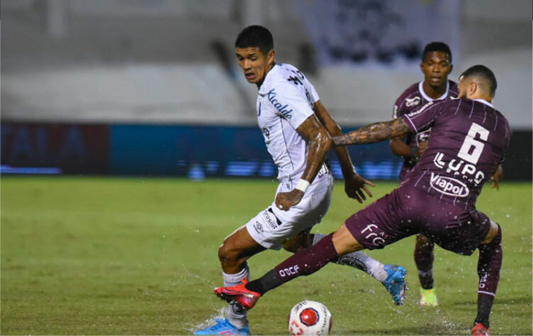 O Santos empatou em 3 a 3 contra a Ferroviária na noite desta quarta-feira, e o Peixe mais uma vez entra na última rodada do Paulistão brigando para não cair. O time ainda tem chance de classificação, mas não depende só de si. Todos os gols da equipe do interior nasceram pelo lado do lateral Auro, que teve péssimo desempenho. Veja as notas do Santos no LANCE! (por Diário do Peixe)