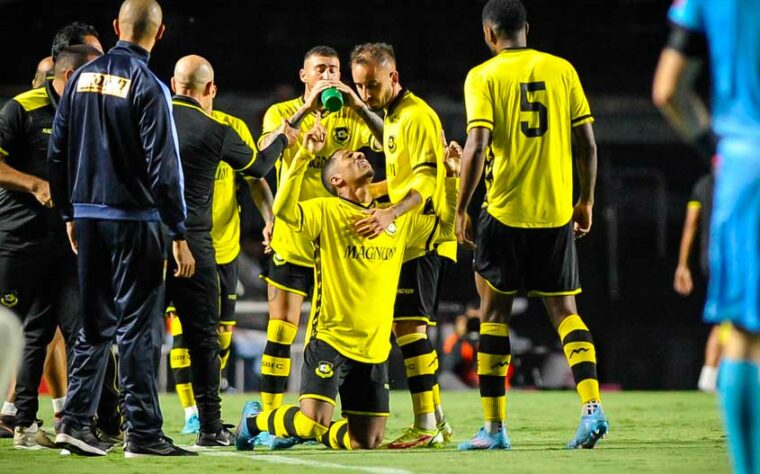 SÃO BERNARDO: Sobe/ Alex Alves - Fez grandes defesas, embora tenha levado os quatro gols da equipe, se entregou bem. Desce/ Paulinho Moccelin - Foi expulso, após receber o segundo cartão amarelo com a falta no Alisson. Isso prejudicou a equipe, que ficou com um a menos.