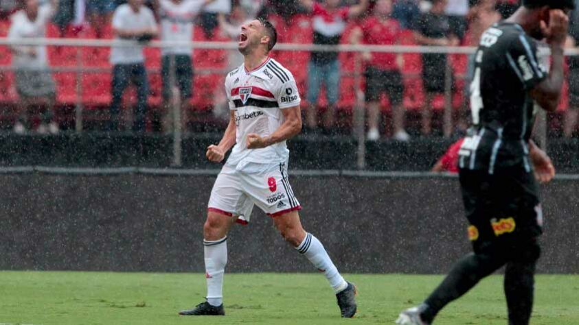 O São Paulo venceu o Corinthians no primeiro Majestoso do ano. A partida se encerrou com um placar de 1 a 0, sendo o gol de autoria do Calleri, que marcou aos 52 segundos de jogo. Confira as atuações dos atletas do Tricolor no confronto (Por Izabella Giannola)