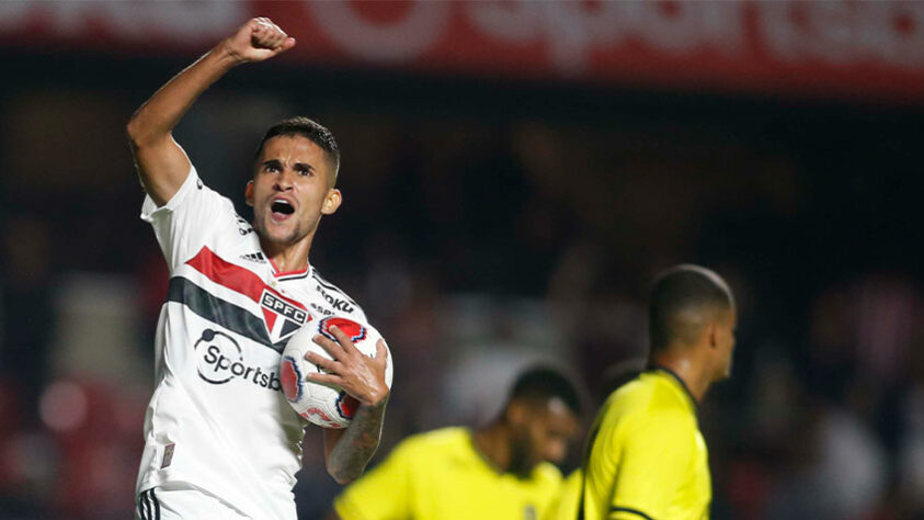 Com show de Cotia no Morumbi, o São Paulo garantiu sua vaga na semifinal do Campeonato Paulista com um placar de 4 a 1 contra o São Bernardo. A equipe conseguiu avançar com o bom desempenho das crias da base, sendo Pablo Maia um dos grandes nomes da partida. Confira as atuações dos jogadores! (Por Izabella Giannola)