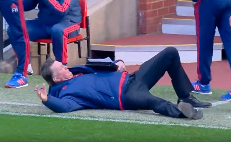 Em um clássico contra o Arsenal, Van Gaal, na época técnico do Manchester United, quis criticar uma simulação de um jogador dos Gunners e se jogou no gramado enquanto conversava com o quarto árbitro. A cena bizarra virou meme e foi mais convincente do que os tropeços de Vyni no BBB.