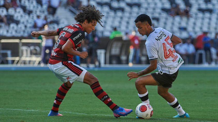 No Clássico dos Milhões, o Vasco foi derrotado pelo Flamengo por 2 a 1 no Nilton Santos, pela 10ª rodada do Campeonato Carioca. Filipe Luís e Arrascaeta marcaram os gols dos rubro-negros, enquanto Gabriel Pec balançou a rede para o Cruz-Maltino. Confira as notas dos jogadores vascaínos. (Por Felipe Melo - felipeeduardo@lancenet.com.br).