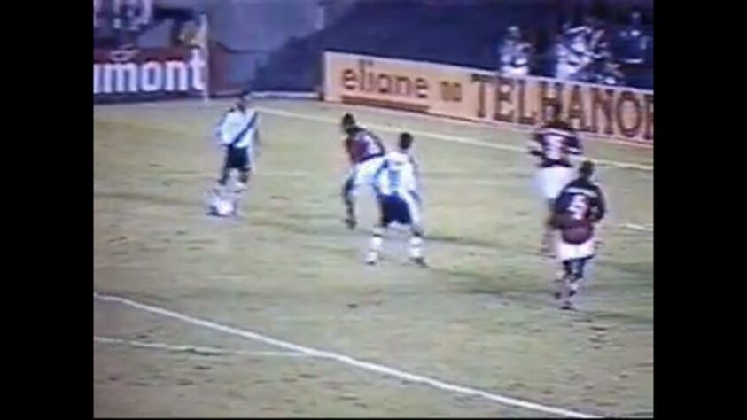 Gol de Edmundo na goleada do Vasco sobre o Flamengo no Cariocão 1997: "Olha o lançamento para a área na direção de Edmundo. Ajeitou. Botou no chão. Aí ele é terrível, busca espaço para o chute. Bateu cruzado! Gooolll! Um golaço de Edmundo para o Vasco!"