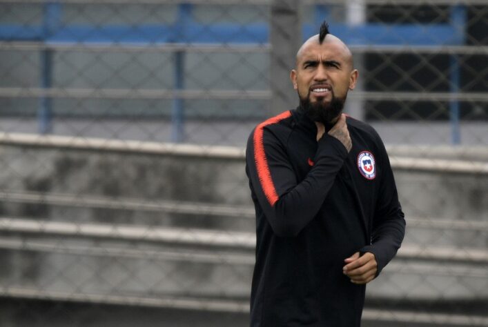 ESFRIOU - Thiago Mendes e Arturo Vidal, volantes que manifestaram desejo de defender o Flamengo recentemente, não estão mais em pauta no Flamengo. O brasileiro - pelo qual o clube da Gávea negociou ao longo de 2021 - renovou com o Lyon, da França, até 2025 em junho.  Já o chileno, apesar das várias declarações de amor ao Rubro-Negro, nunca esteve próximo do Ninho do Urubu.