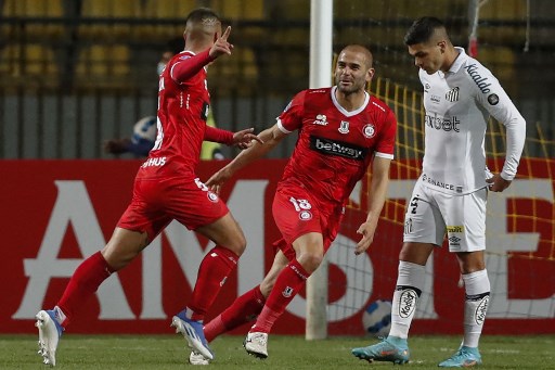 UNIÓN LA CALERA: Sobe – Esteban Valencia – O meio-campista acertou um chutaço cruzado para empatar a partida, ainda no primeiro tempo. Foi um belo gol que fez o time chileno crescer no jogo. // Desce – Passerini – Na segunda etapa o atacante perdeu um gol incrível. Após entrar na área, ficou indeciso entre finalizar e tocar e acabou desperdiçando grande lance para o time chileno.