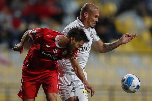 O Santos faz um jogo fraco tecnicamente contra o Unión La Calera, na noite desta quinta-feira, e só traz um pontinho do Chile com o empate em 1 a 1. O Peixe está na terceira posição do seu grupo na Copa Sul-Americana. Maicon, tirando quase tudo, foi o destaque positivo do time. Confira as atuações santistas do LANCE! (por Diário do Peixe)