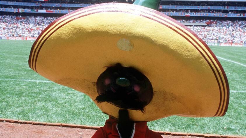 Pique é uma pimenta, tradicional do México. Ela também usa um "sombrero" e veste um uniforme vermelho e branco.