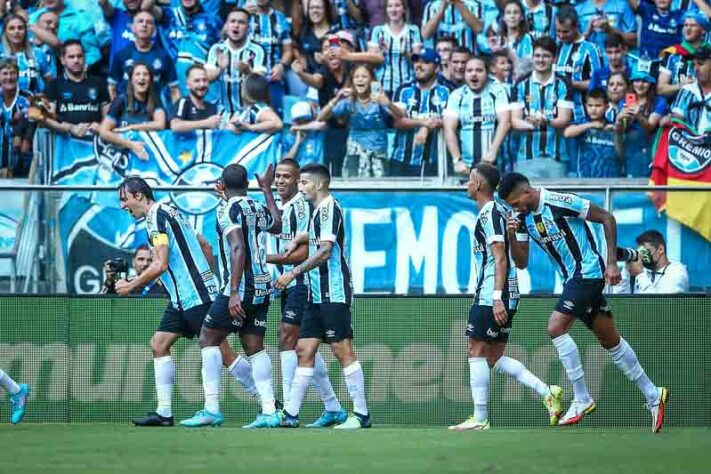 Grêmio: 62,5% de aproveitamento no ano / Sob o comando de Roger Machado, o Tricolor Gaúcho foi campeão do estadual. Na semi, aplicou 3 a 0 no Internacional em pleno Beira-Rio. O título traz confiança para a disputa da Série B, principalmente após a queda na primeira fase da Copa do Brasil. Cheio de jogadores renomados, o Grêmio é um dos favoritos e conta com a experiência de atletas como Diego Souza e Pedro Geromel aliada a juventude de jogadores como Brenno e Ferreirinha.