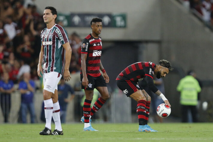 Matheus Guimarães, repórter do L!: "Fluminense: Clássico é um jogo à parte. O Fluminense já mostrou que tem totais condições de encarar o Flamengo de igual para igual. Vide, o título do Carioca conquistado com autoridade sobre o rival. É verdade que antes tem que passar pelo Corinthians, que deu trabalho ao Tricolor no Maracanã. Mas a equipe paulista sequer mediu esforços esse ano contra o Rubro-Negro. Inclusive, quando venceu foi graças a um gol contra, para a infelicidade do lateral-direito Rodinei."