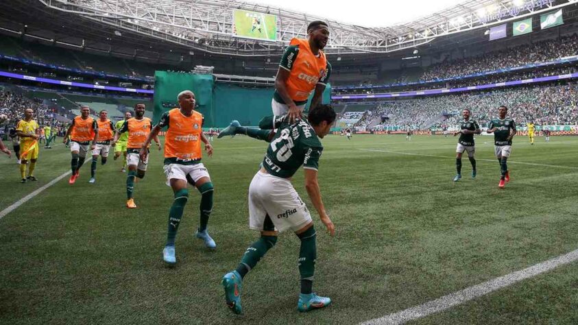 Jogadores do Palmeiras comemoram gol de Raphael Veiga.