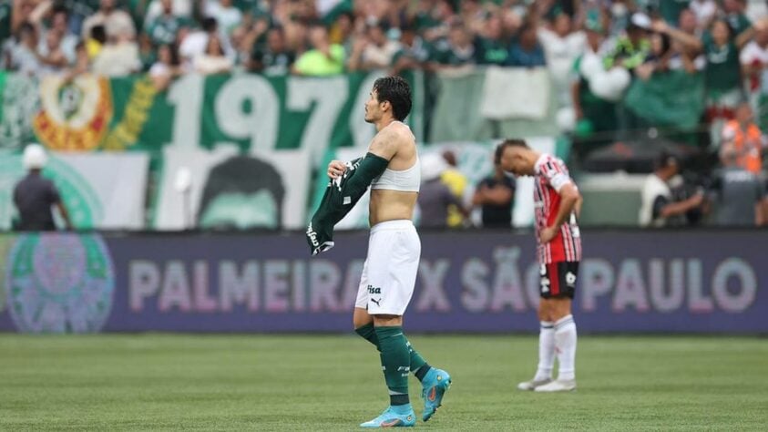 Raphael Veiga após comemorar seu segundo gol, o quarto do Palmeiras.