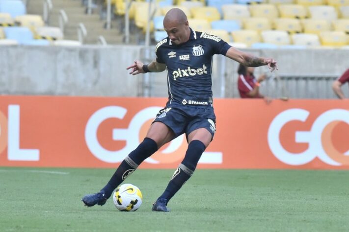 O zagueiro Maicon (foto), que não foi bem na derrota do Santos contra o Banfield, pela Copa Sul-Americana, se redimiu e, neste sábado, teve ótima atuação no empate por 0 a 0 com o Fluminense, no Maracanã, na abertura do Campeoanto Brasileiro 2022. O camisa 33 marcou com eficiência o forte ataque do campeão carioca e ajudou o Peixe a estrear no Brasileirão com um ponto. Confira as notas do LANCE! (por Diário do Peixe)