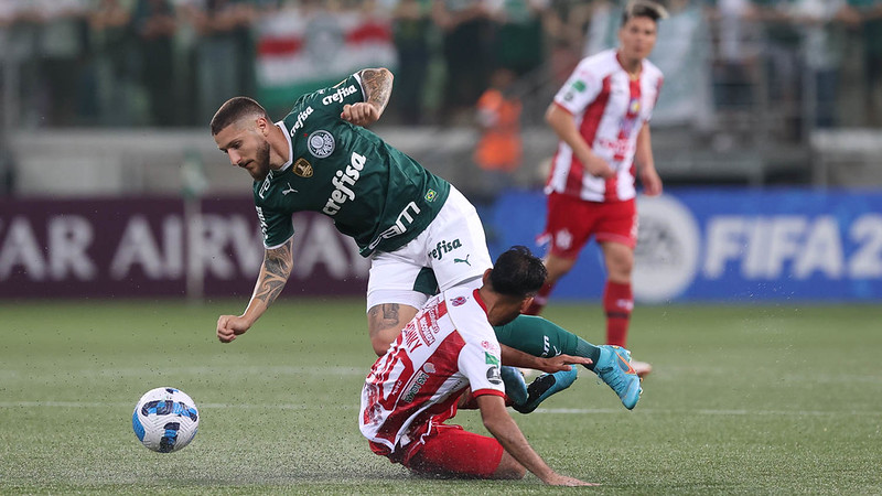 INDEPENDIENTE PETROLERO: Sobe - O ataque da equipe boliviana conseguiu levar algum tipo de perigo para o Verdão, ainda que sem muito sucesso após o primeiro gol. Com velocidade nas jogadas pelos lados do campo, poderiam ter saído com um saldo maior. // Desce - A defesa se esforçou para impedir um placar elástico, mas não conseguiu segurar o potente ataque alviverde. Apesar de um estilo adepto à retranca, a falta de entrosamento e encaixe defensivo foram os maiores problemas.