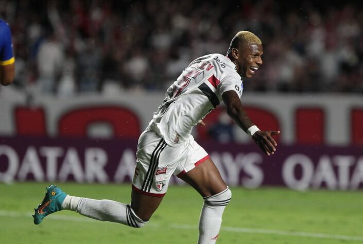 O São Paulo conseguiu garantir sua segunda vitória consecutiva na Copa Sul-Americana após derrotar o Everton-CHI por um placar de 2 a 0. Mesmo com algumas dificuldades em campo em certos momentos, Arboleda se destacou e foi um dos grandes destaques da partida. Confira as atuações individuais dos jogadores. (Por Izabella Giannola)