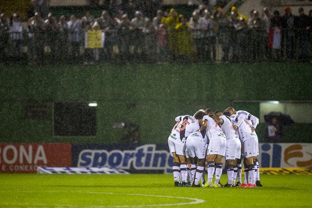 Em um gramado encharcado, Chapecoense e Vasco ficaram no empate por 0 a 0, pela 3ª rodada da Série B. A equipe cruzmaltina perdeu boas chances no 1° tempo, e Thiago Rodrigues fez defesas difíceis. Confira as notas dos jogadores (por Luan Fontes - luanfontes@lancenet.com.br)