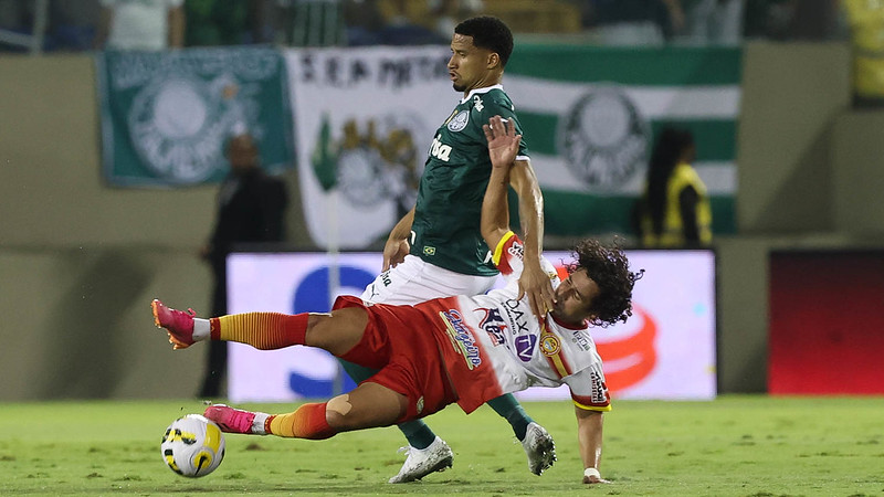 JUAZEIRENSE-BA: Sobe - Nildo foi o responsável por abrir o placar na Arena Barueri contra o Palmeiras. Apesar da equipe não ter saído com a vitória, o ataque do Cancão fez uma partida regular e levou perigo ao gol de Marcelo Lomba em oportunidades importantes. // Desce - A defesa da Juazeirense cedeu muitos espaços para os mandantes, principalmente na segunda etapa. Com alguns erros individuais lá atrás, não foi possível segurar o empate.