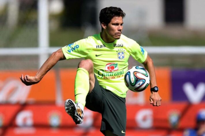 18 - Hernanes: volante - 36 anos - atualmente sem clube