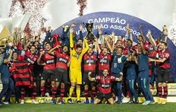 Vai começar mais uma edição do Campeonato Brasileiro! O Flamengo segue em busca de seu nono título, o quarto na era dos pontos corridos. As melhores campanhas do Rubro-Negro desde que a competição começou a ser disputada em turno e returno, em 2003, foram em 2009, 2019 e 2020, quando ergueu o troféu. Confira como foi o desempenho do clube nas últimas edições.
