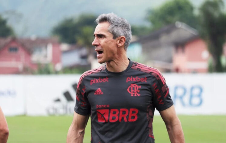 Depois de encerrar a temporada 2021, o Flamengo sonhou com o retorno de Jorge Jesus, mas apostou no também português Paulo Sousa. O novo comandante deixou a seleção polonesa e iniciou o trabalho no rubro-negro. Contudo, os primeiros resultados de 2022, com os vices da Supercopa do Brasil e do Carioca, logo fizeram a pressão subir no Ninho do Urubu.