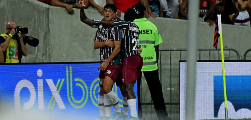 "É claro que a vantagem de dois gols permite ao Fluminense manter a postura dos últimos FlaxFlus de deixar a bola com o adversário. Além disso, joga a pressão para o Flamengo. Porém, vale destacar que o Tricolor já se complicou em situações similares recentemente e o Rubro-Negro tem um melhor time. Em porcentagem, diria que está 55% a 45% para a equipe de Abel Braga."