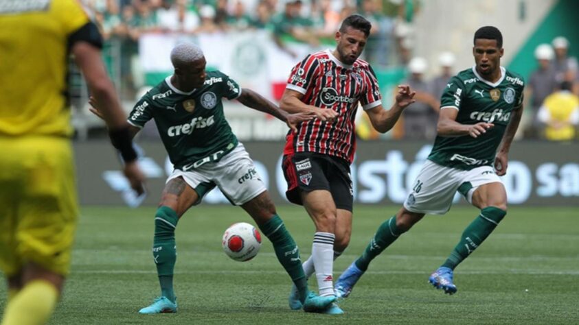 Lance que antecedeu a jogada do gol de Zé Rafael e que fez o VAR chamar o árbitro Raphael Claus para análise. Decisão mantida e gol validado.